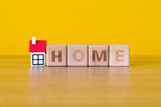 桌子上有房子模型和单词图片下载