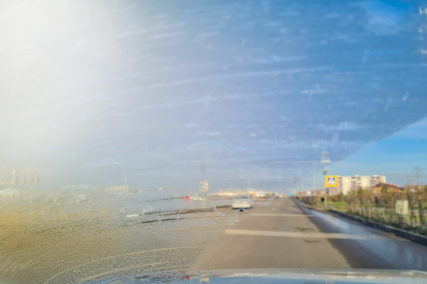 在高速公路上开车时挡风玻璃上结了霜。能见度差，前背景模糊，散景效果下的驾驶危险图片下载