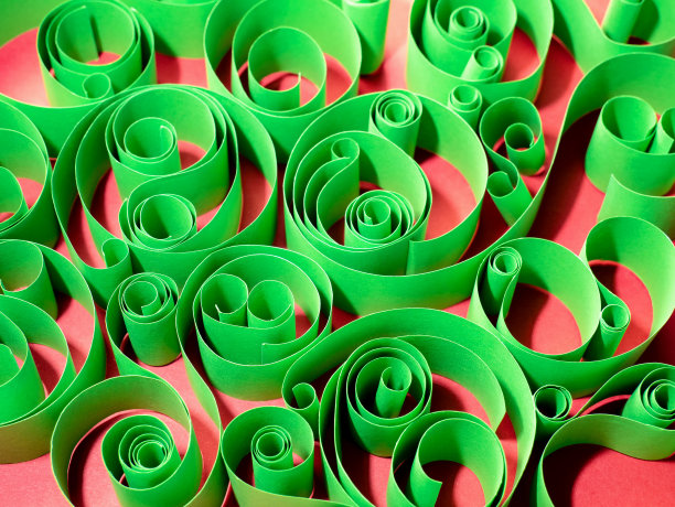 抽象的圣诞背景。红色上有绿色的漩涡。带有阴影的三维图像。照片图片下载