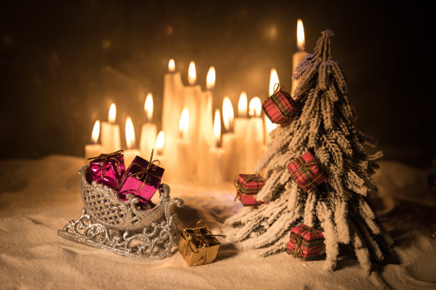 复古木板上的圣诞烛光图片下载