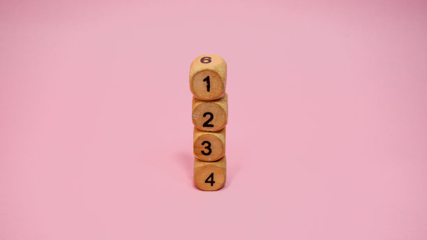 木制骰子在粉红色的背景图片下载