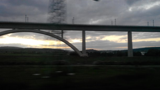 铁路桥和电塔图片下载