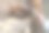 潘帕斯草原上的两只鹿，通过铁丝围栏吃饱了，被人关在笼子里，动物被关在笼子里图片下载