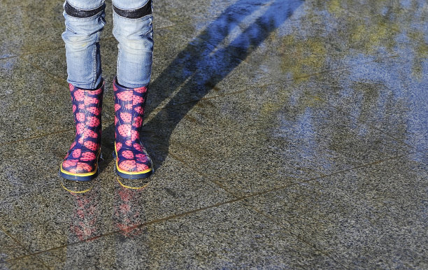 小女孩在水里跳。图片下载