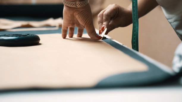 一名妇女在工厂里覆盖织物图片下载