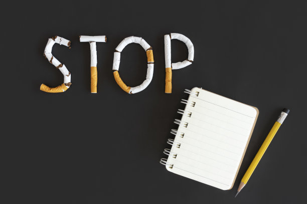 上方视图停止文字从香烟与复制空间和注意图片下载