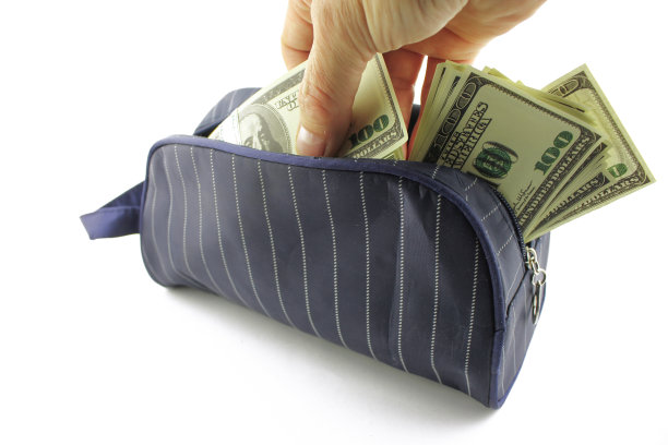 一只手从白色背景的钱包里拿出纸币。危机与经济概念。特写镜头。图片下载