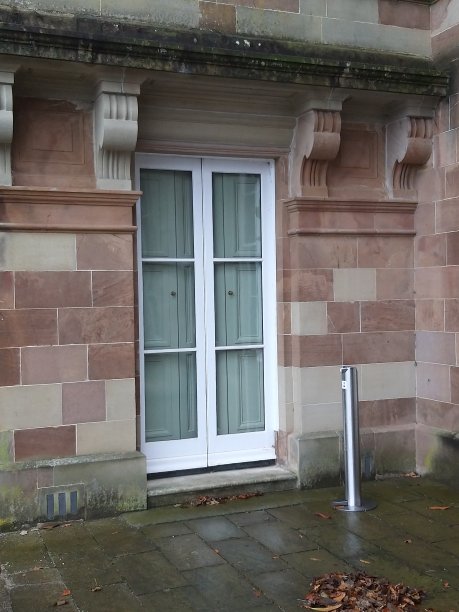 白色门带踏板洗手液图片下载