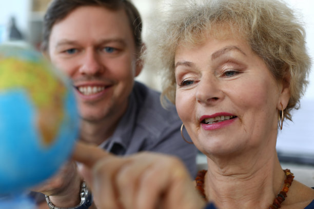 快乐好奇的亲戚交谈图片下载