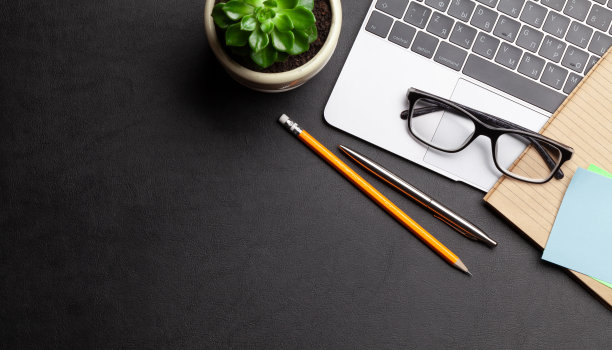 商务办公桌工作场所和办公用品图片下载