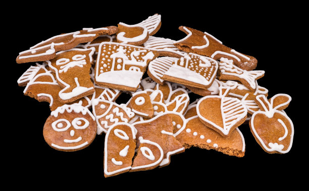 一堆被咬碎的圣诞姜饼孤立在黑色的背景上图片下载
