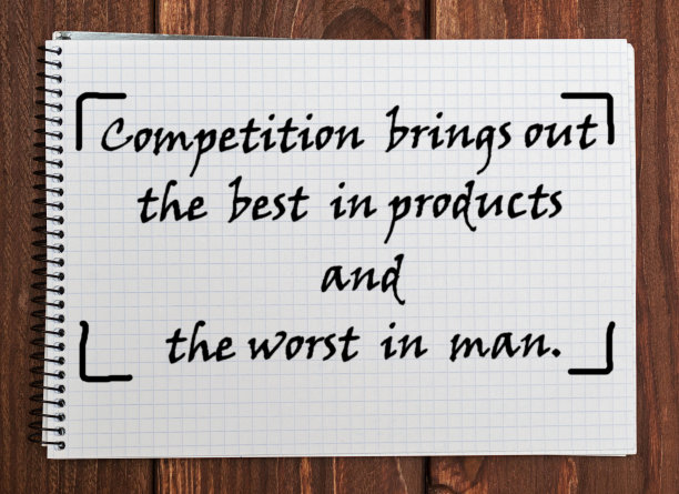 在笔记本上写字。竞争带来了最好的产品和最坏的人图片下载