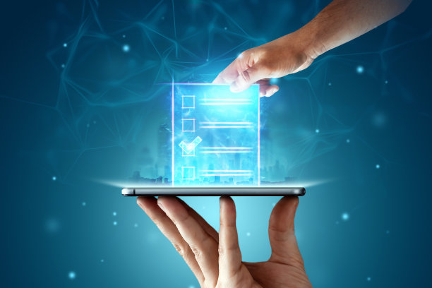 在线投票，手与全息选票和一个盒子的互联网投票在一个移动电话在蓝色背景。混合环境，电子投票技术概念。图片下载