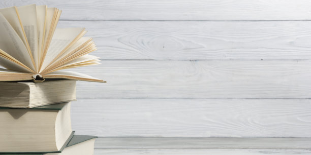 打开书，木桌上的精装书。回到学校。副本的空间。图片下载