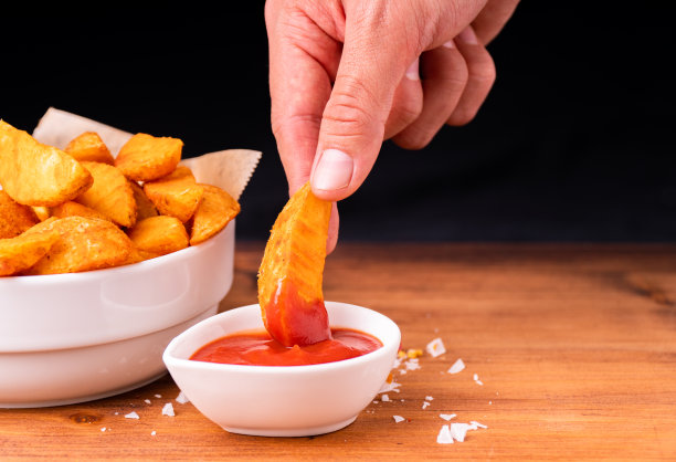 传统的法式炸薯条由有机生物薯角和皮肤蘸番茄酱图片下载
