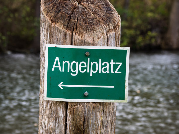 绿色标志上是德语Angelplatz图片下载