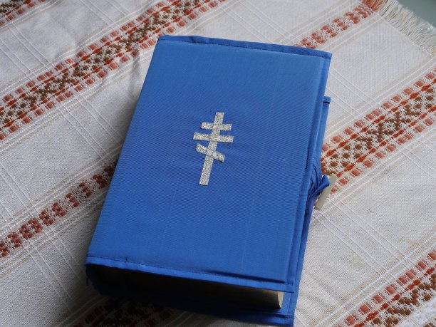 蓝色封面上绣有银十字架的圣经图片下载