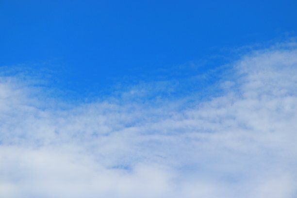 夏天蓝色的天空，白云。图片下载