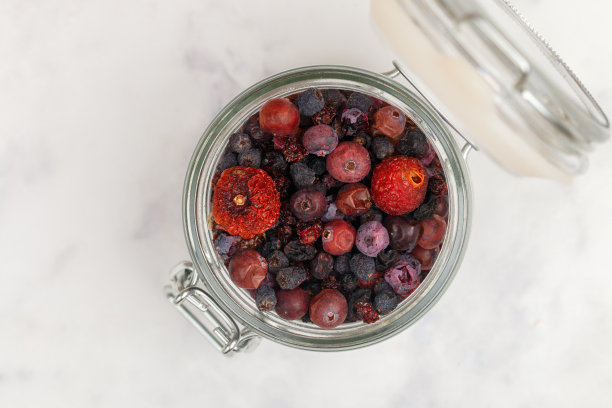 混合干浆果(玫瑰果，越橘，越橘，黑加仑子，蓝莓)为健康的热饮。浆果茶。选择性聚焦，复制空间图片下载