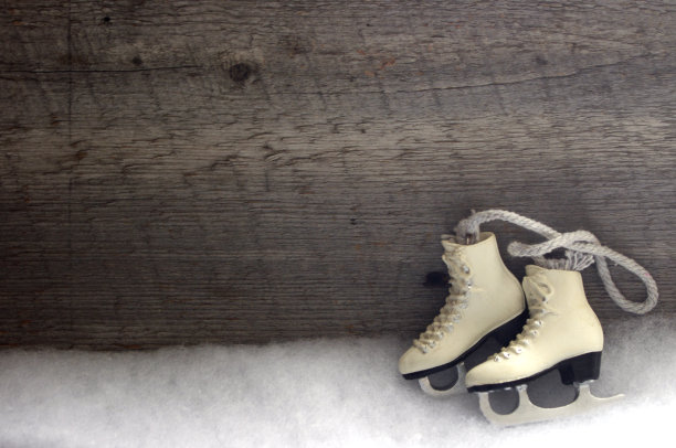 白色皮质溜冰鞋木质背景装饰（含文案空间）图片下载