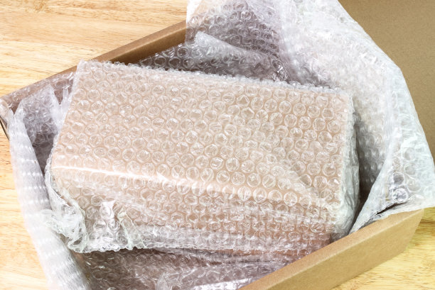 气泡膜包裹的盒子，用于保护运输途中的破损产品或保险图片下载