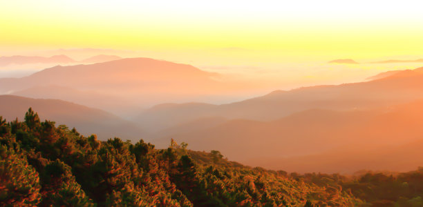 日出时的风景山脉。图片下载