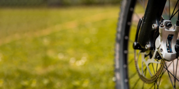 一个山地车刹车系统的特写。见磨损的制动盘和液压制动机构。图片下载