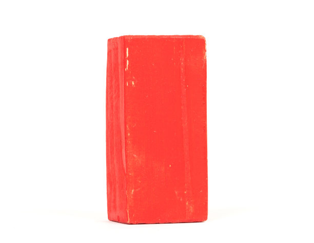 古老的红色建筑块孤立在白色的背景图片下载