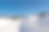 在一个阳光明媚的日子里，驾驶在冰雪覆盖的道路上穿过额尔加基山脉，西萨彦山，西伯利亚，俄罗斯。冬天在弯弯曲曲的雪地上开车。图片下载