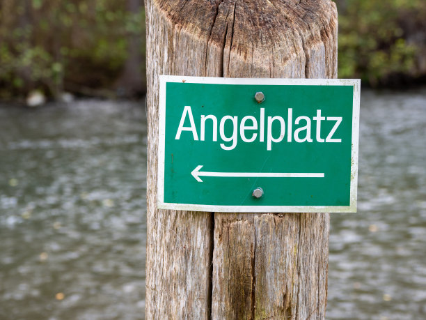 绿色标志上是德语Angelplatz图片下载