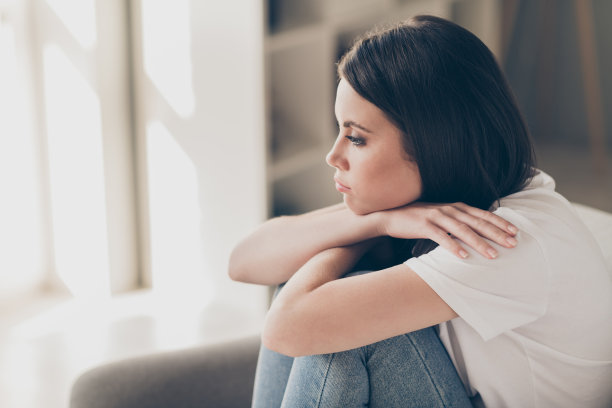 迷人的年轻女孩的侧面照片日常问题思考概念坐在沙发在家里室内图片下载