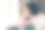 迷人的年轻女孩的侧面照片日常问题思考概念坐在沙发在家里室内图片下载