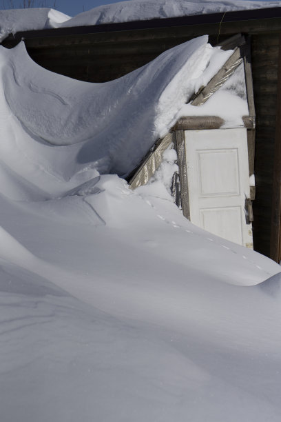 新雪为背景与木门花园图片下载