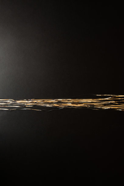 圣诞金箔全息金丝线上的黑色背景。平面设计。图片下载