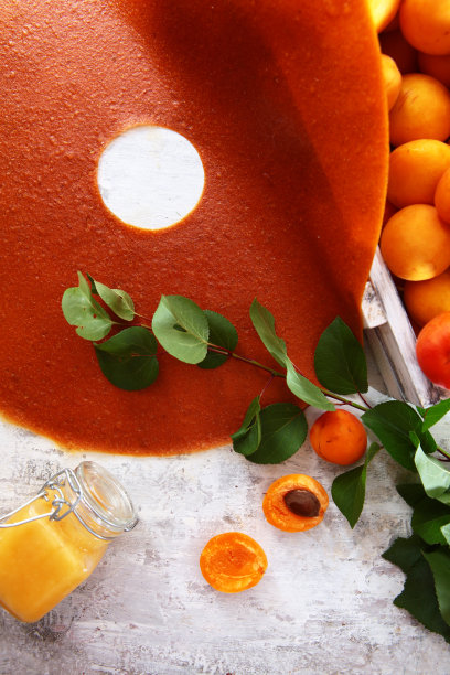 杏仁糊和杏仁在一个木盒子里。蜂蜜在玻璃罐子里。天然食品。低卡路里食物和零食。垂直的照片。从上往下看。垂直的照片。图片下载