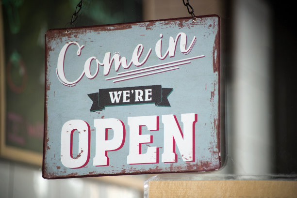 复古招牌进来，我们在商店前面开放图片下载