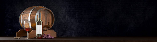 酒杯和酒瓶。由玻璃、瓶子和木桶组成的乡村葡萄酒。美味的红酒特写。3 d渲染。图片下载