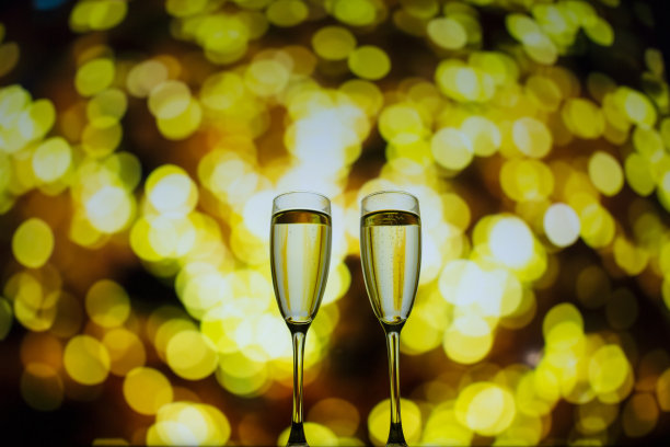 在散景背景下喝两杯香槟。特写孤立的背景图片下载