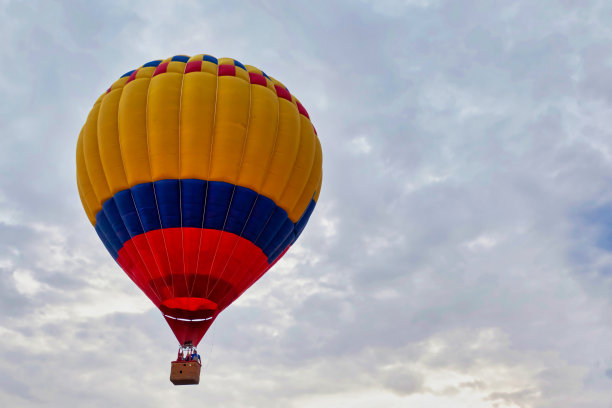 气球迎着多云的天空图片下载