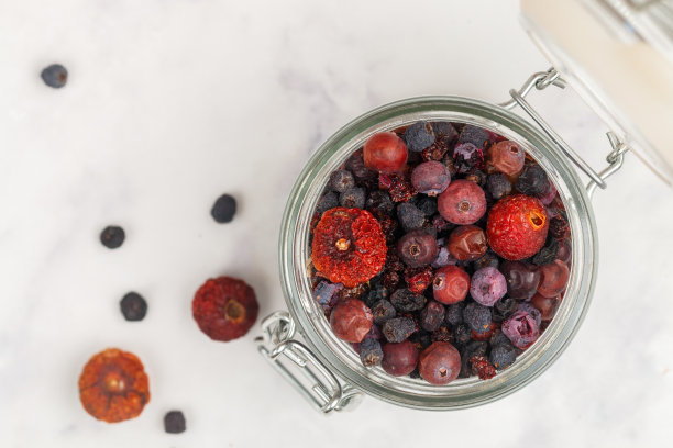 混合干浆果(玫瑰果，越橘，越橘，黑加仑子，蓝莓)为健康的热饮。浆果茶。选择性聚焦，复制空间图片下载