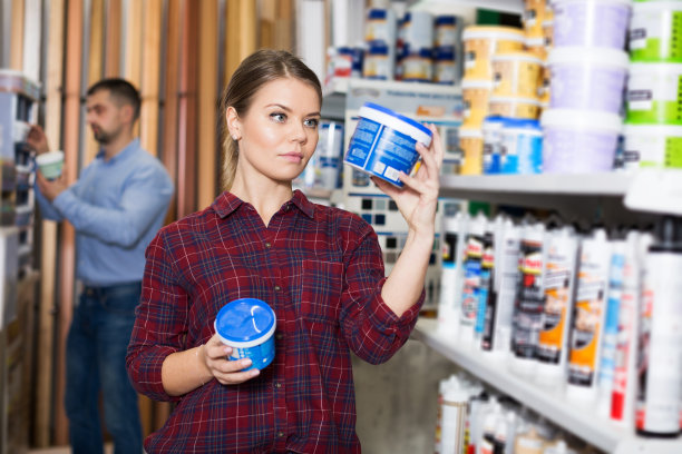 女人正在选择用油漆来修补图片下载