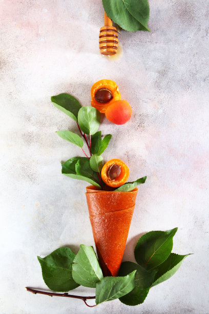 杏仁糖在白色背景上卷成锥形。坚持蜂蜜。天然食品。没有防腐剂。低卡路里食物和零食。垂直的照片。图片下载