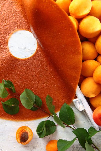 杏仁糊和杏仁在一个木盒子里。天然食品。低卡路里食物和零食。垂直的照片。从上往下看。垂直的照片。图片下载