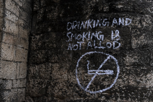 近距离拍摄的印度手写标语孤立在堡垒墙上图片下载