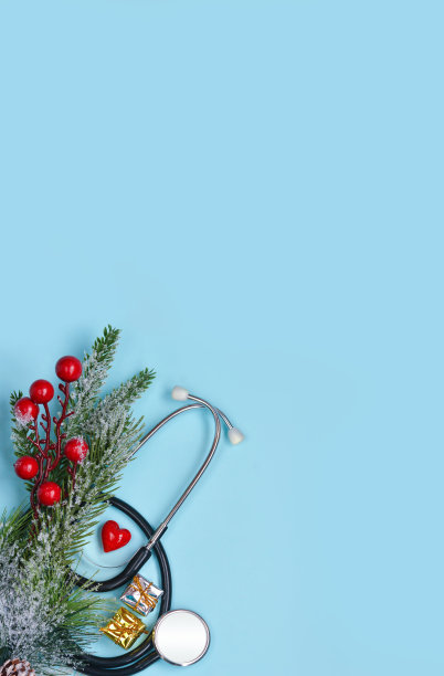 圣诞医学背景听诊器，心脏，心脏，礼品盒，圣诞树。冠状病毒背景下的健康概念。复制文本的空格。新年快乐!垂直摄影图片下载