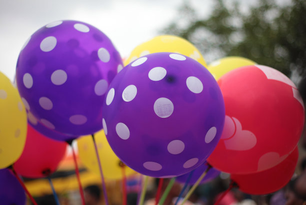 复古心形气球搭配五彩缤纷的蓝天概念，在夏日与情人、新婚度蜜月图片下载