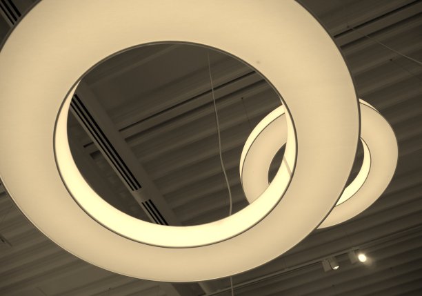 灯环从天花板上垂下来图片下载