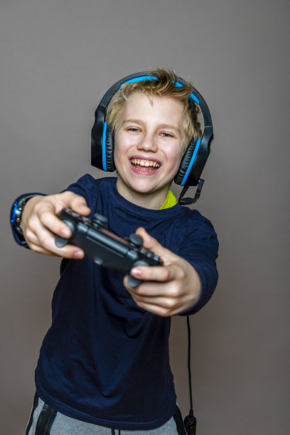 青少年玩电脑游戏图片下载