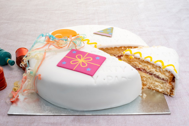 去掉一片的糖霜派对蛋糕图片下载