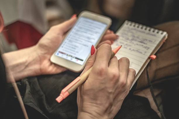 女人进入记事本图片下载